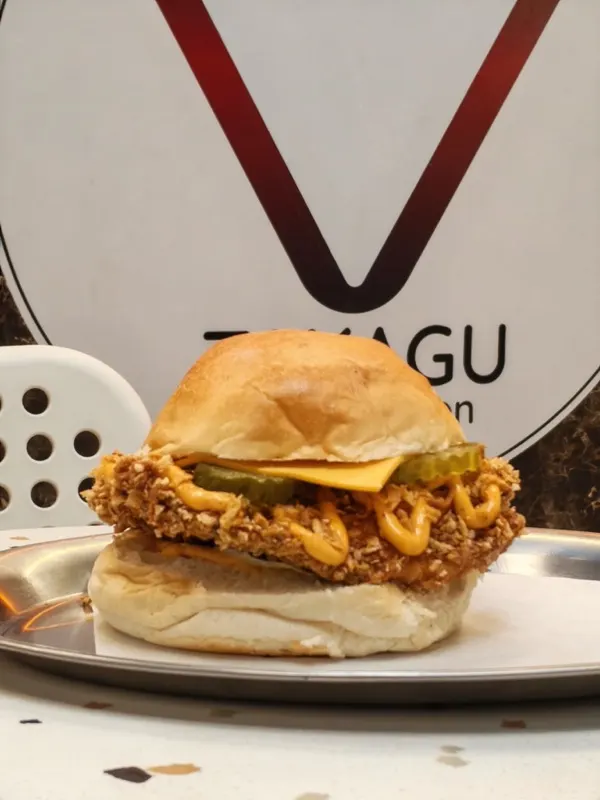 Takagu Fried Chicken tavuk burger: çıtır tavuk, cheddar, turşu ve sos